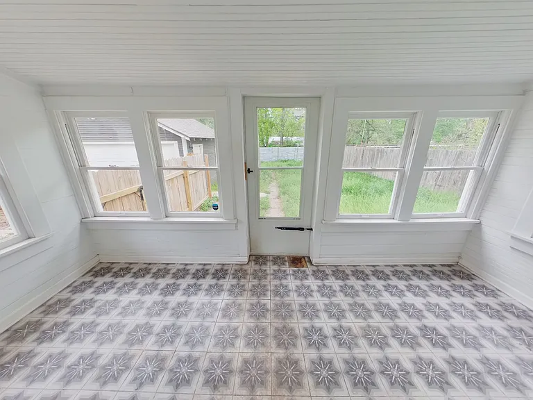 333 N Volutsia Ave — Photo 6