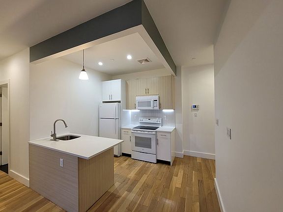 2nd image of 824 Lexington Ave #4CC
