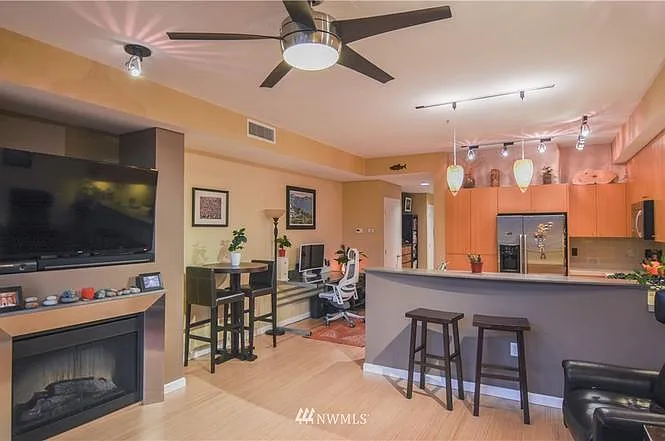 1 bed, 713 sqft, $2,050 — Photo 2