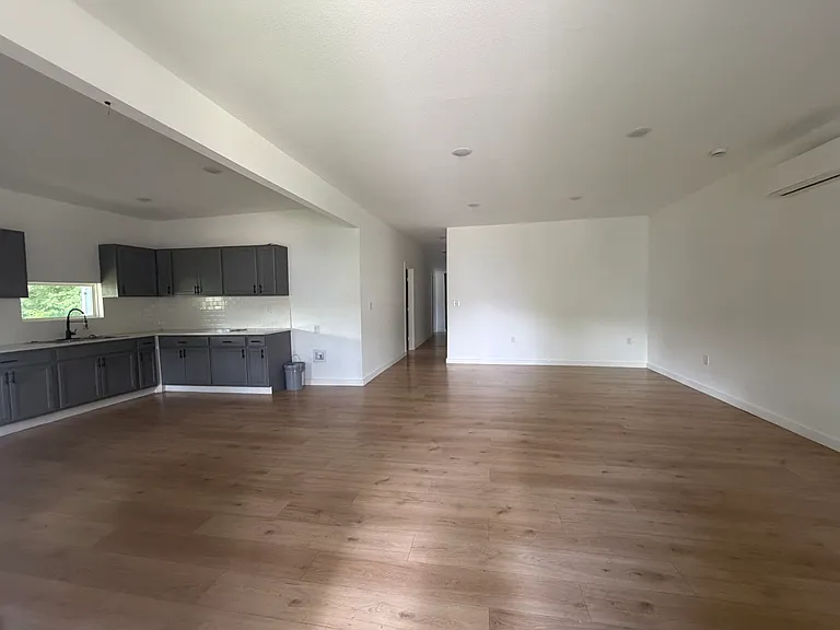1230 E Davis Ave — Photo 2
