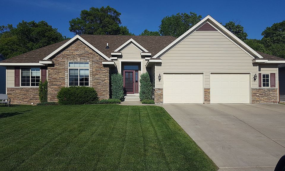 1st image of 3050 Orchid Dr NE