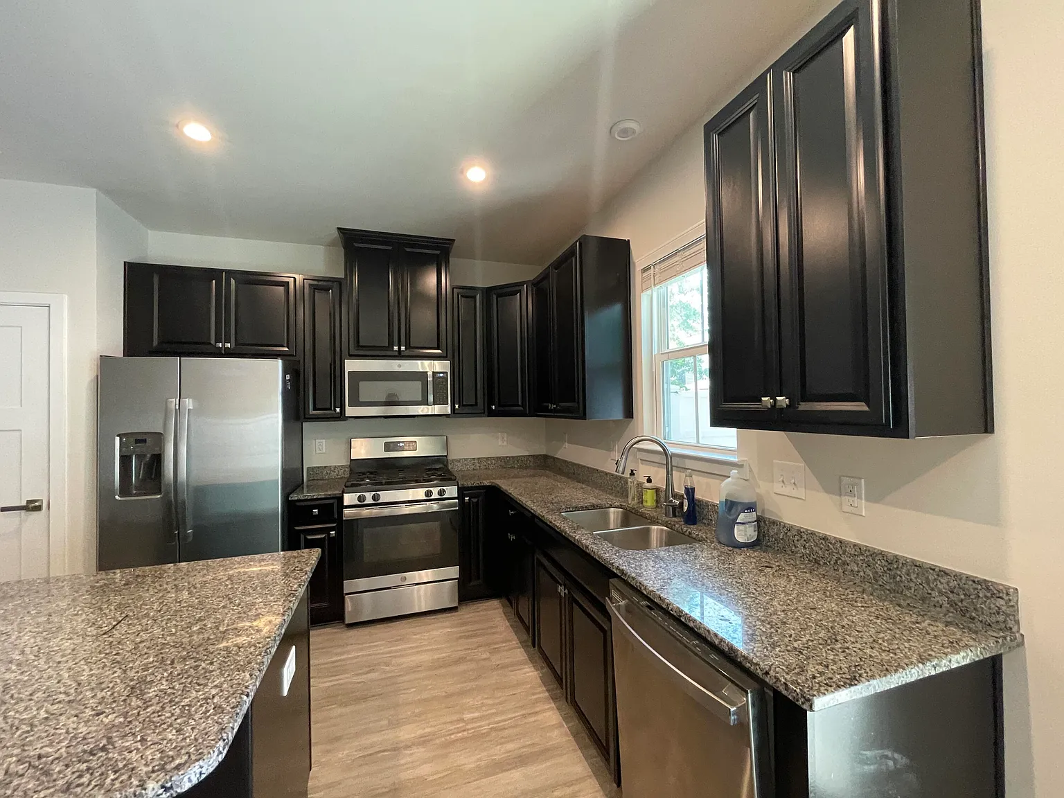 3 bed, 2.5 bath, 1464 sqft, $2,050 — Photo 2
