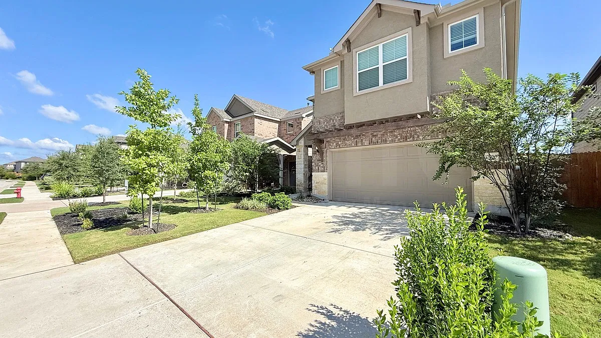 3 bed, 2.5 bath, 2158 sqft, $3,200 — Photo 2