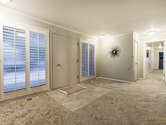 3rd image of 2942 E Devonshire Cir