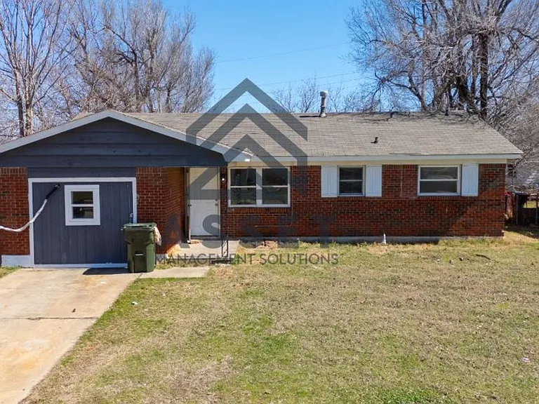 1216 McGregor Dr — Photo 2