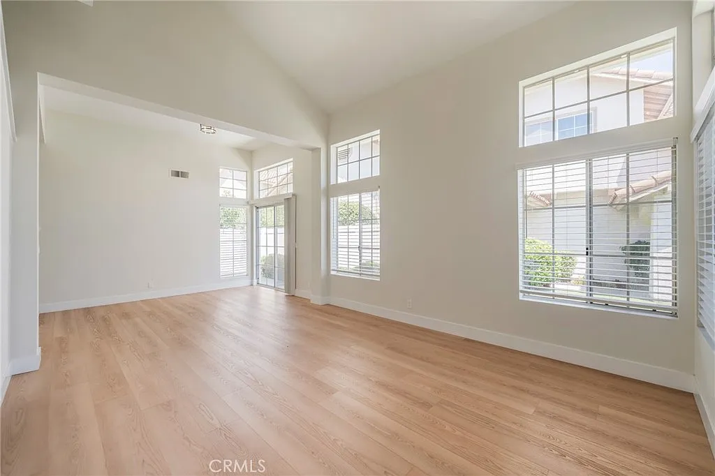 4 bed, 2.5 bath, 2055 sqft, $4,900 — Photo 2
