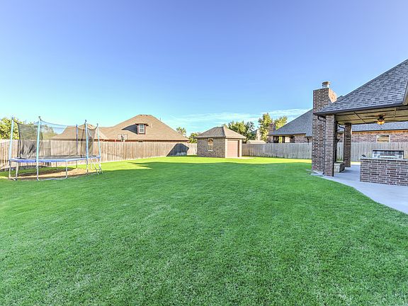 3rd image of 12624 Lexington Dr