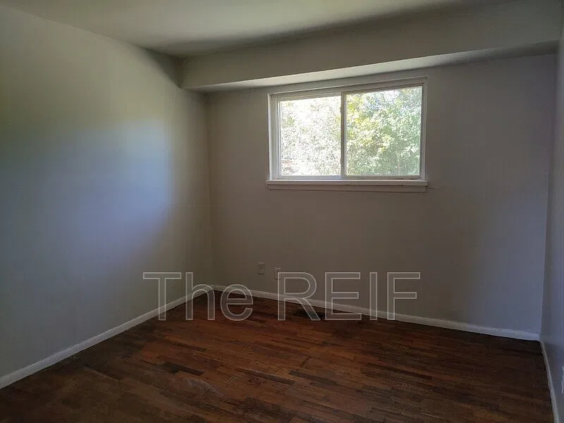 3 bed, 1.0 bath, 1002 sqft, $1,250 — Photo 4
