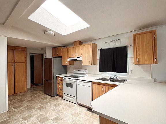 3rd image of 4912 52nd St