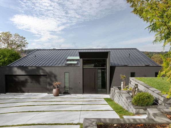 2701 Sea View Rd, Saanich, BC V8N 1K7