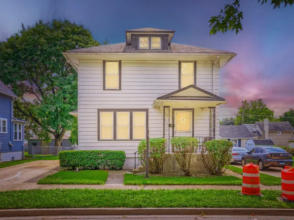 709 Center St, Waukegan, IL 60085