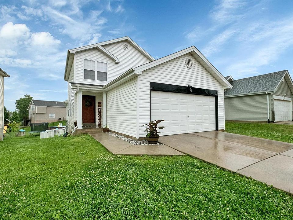 1st image of 221 Autumn Oaks Dr