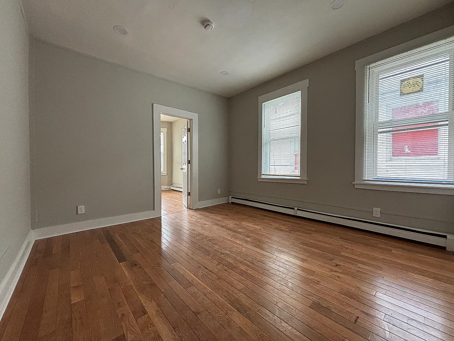 3 bed, 1100 sqft, $2,000 — Photo 2