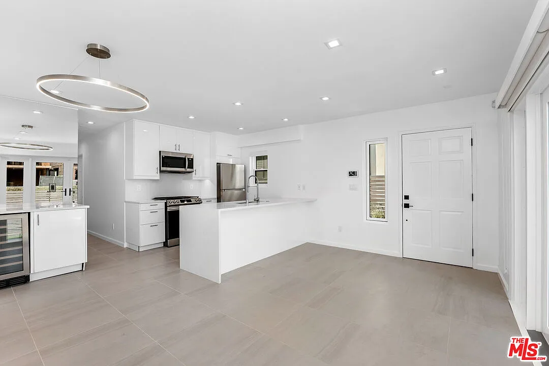 2 bed, 1.0 bath, 900 sqft, $7,500 — Photo 3