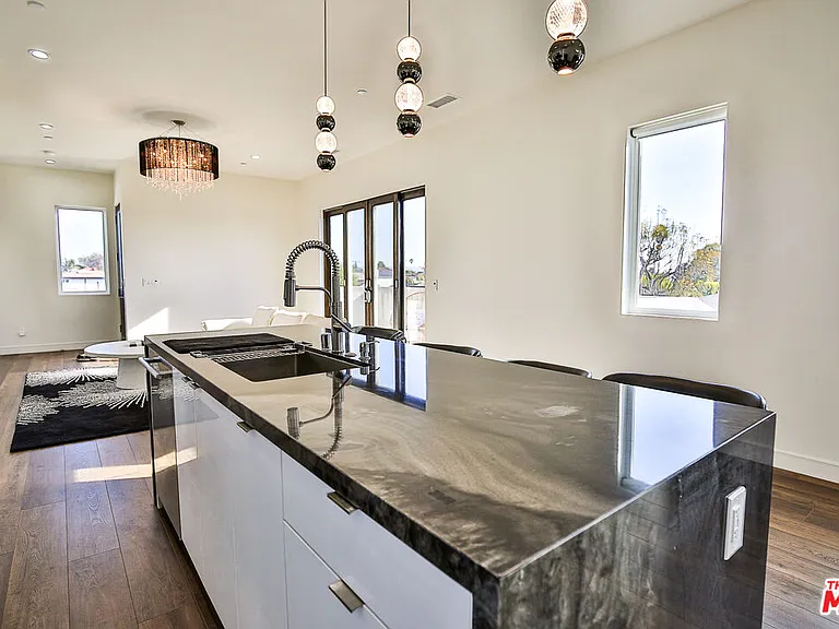 8505 Belford Ave — Photo 11