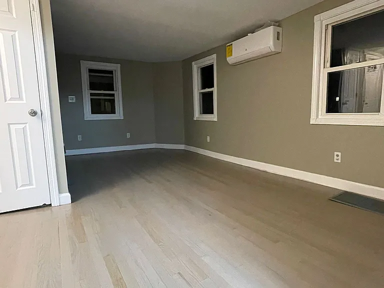 144 White St — Photo 2