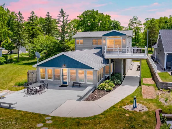 7118 Shoreline Dr, Delton, MI 49046