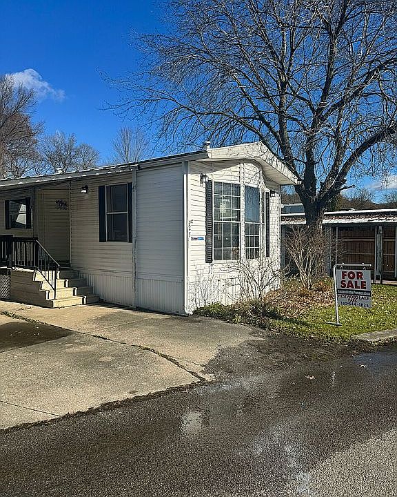 1st image of 302 Edgewater Pines Dr
