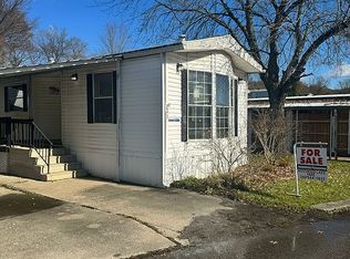 302 Edgewater Pines Dr, Warren, OH