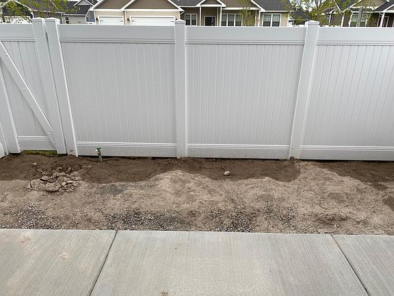 3rd image of 827 Trails End