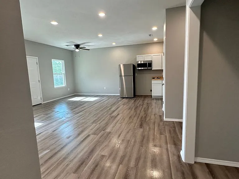 586-584 N Airport Rd — Photo 12