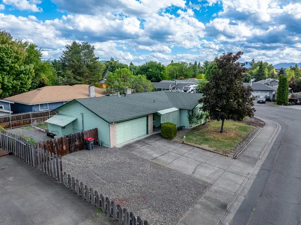 3054 Tahitian Ave, Medford, OR 97504