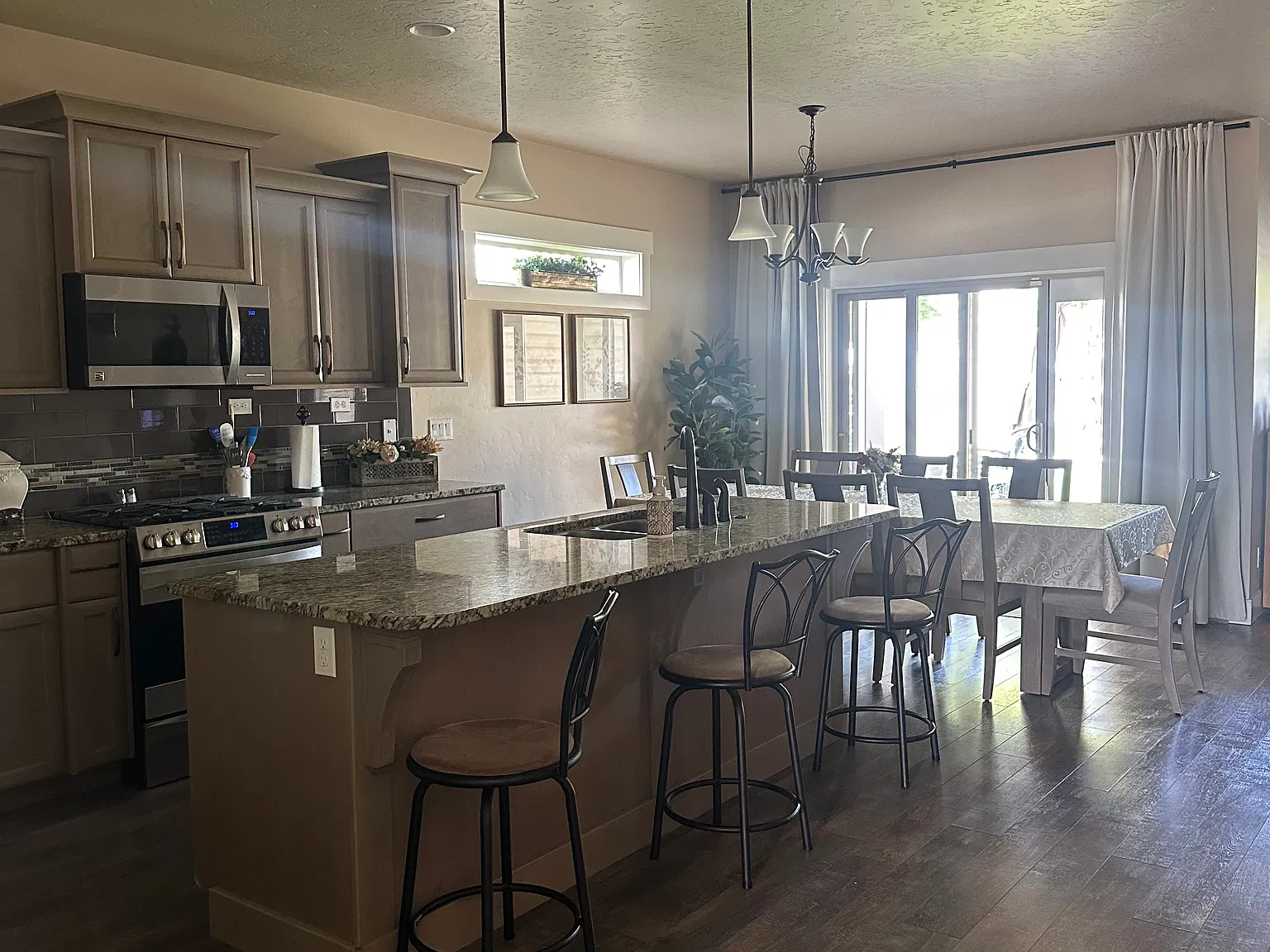 5 bed, 2.5 bath, 2585 sqft, $2,600 — Photo 2