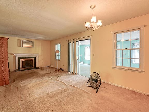 4th image of 100 Carpenter Dr