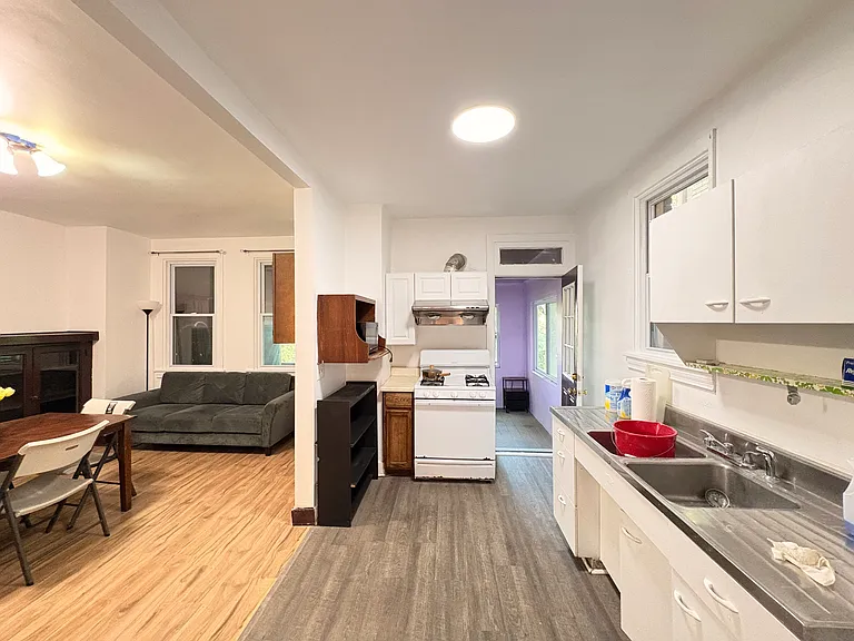 1045 Flemington St — Photo 11