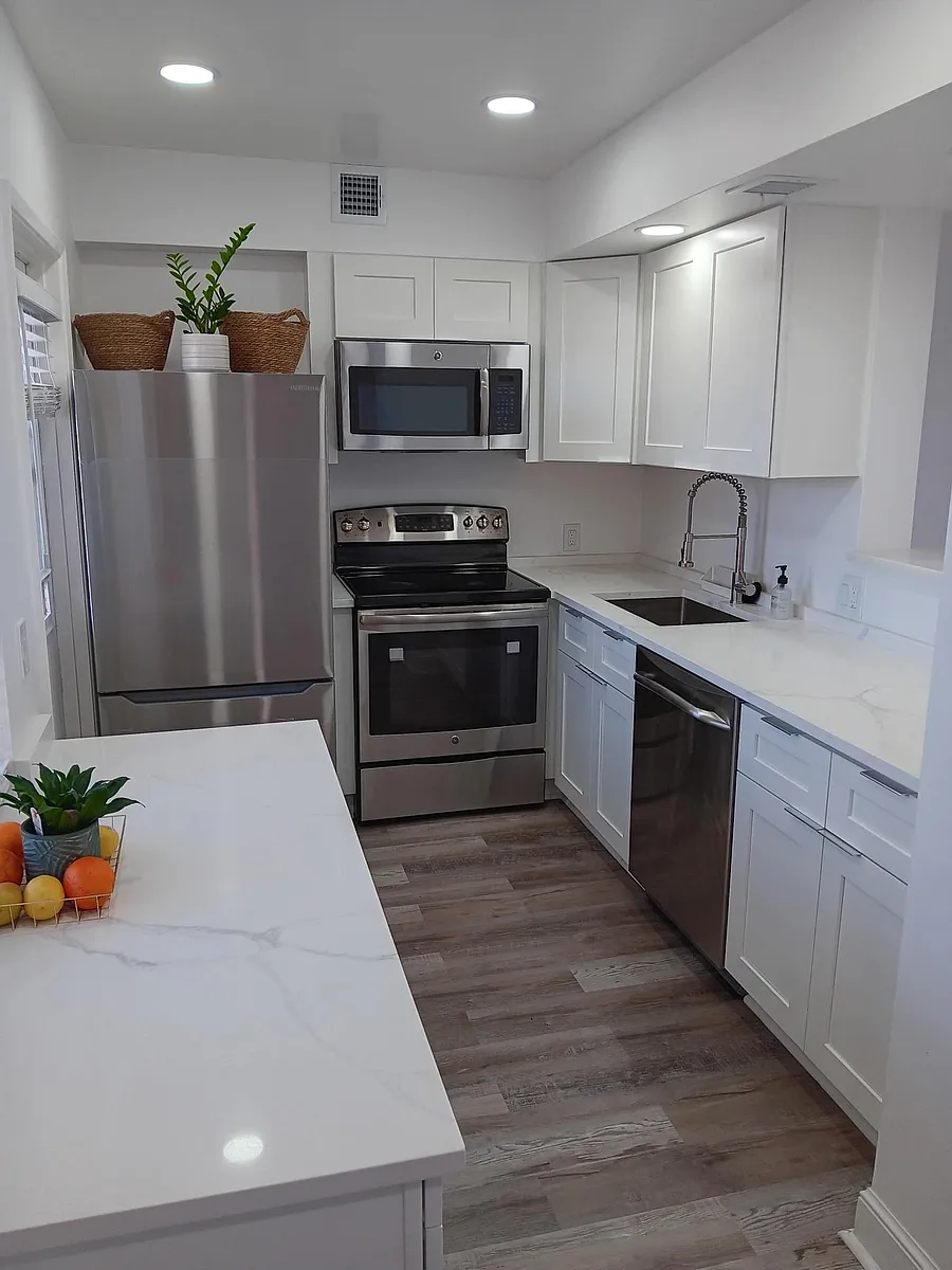 Building Photo - 3050 N Palm Aire Dr #702