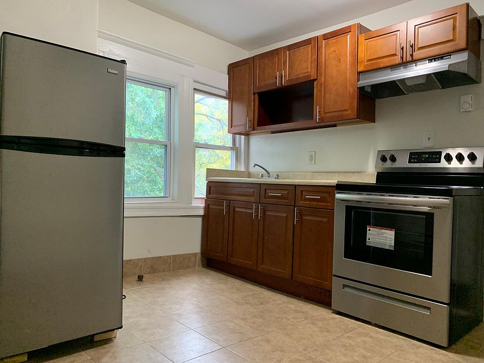 1st image of 19 Nassau Pl #3