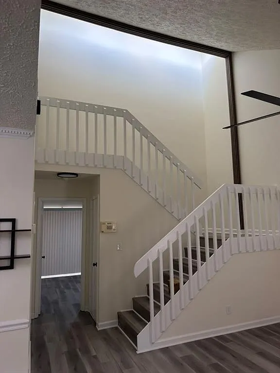 3 bed, 2.0 bath, 1346 sqft, $2,300 — Photo 3