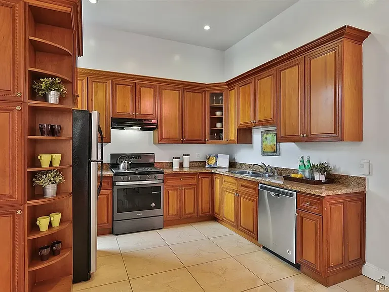 685 Capp St — Photo 16