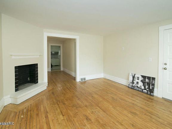 4th image of 126 W Washington St APT 1W