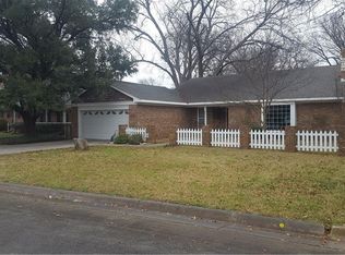 20 Shadowood Ln, Gainesville, TX 76240