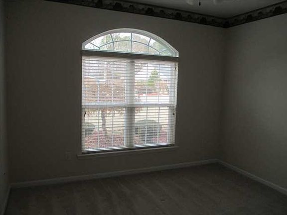 5th image of 1364 Village Green Dr #1B