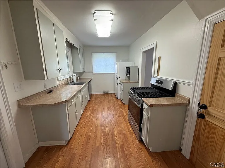 221 Thompson Blvd — Photo 3
