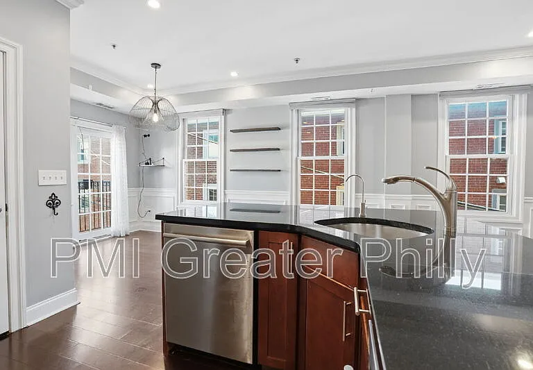 243 Montrose St #103 — Photo 11