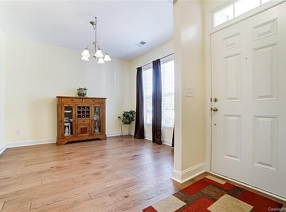 4th image of 260 Oakbourne Ln