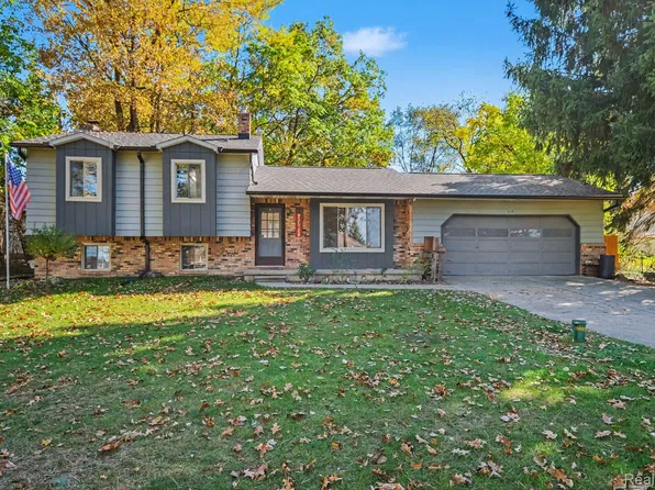 2381 W Shiawassee Ave, Fenton, MI 48430