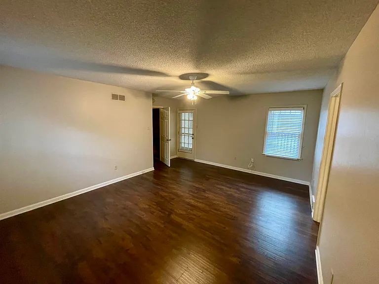 2420 Stratfield Dr — Photo 13