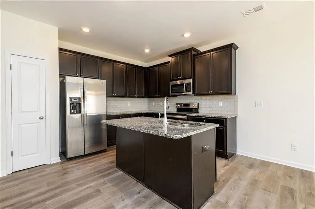3 bed, 2.5 bath, 1906 sqft, $2,400 — Photo 4