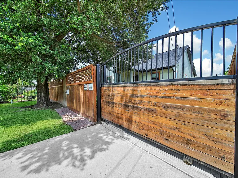 2314 Carr St — Photo 2