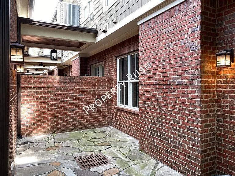 105 E 3rd St — Photo 31
