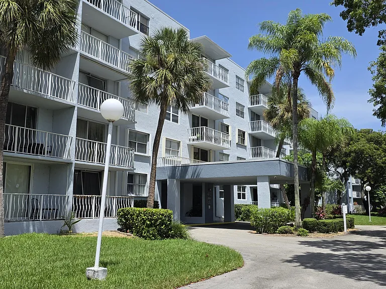 470 Executive Center Dr #2K — Photo 39