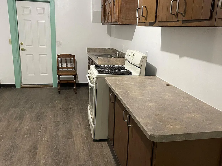 1430 Berryhill St — Photo 3