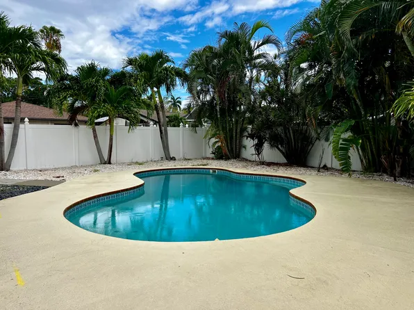 1585 Pennsylvania Ave NE, Saint Petersburg, FL 33703