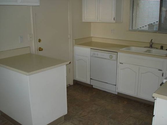 5th image of 3450 Larchwood Dr