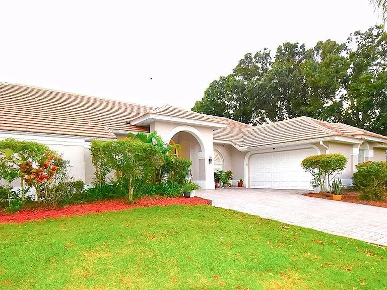 101 Island Grove Dr — Photo 3