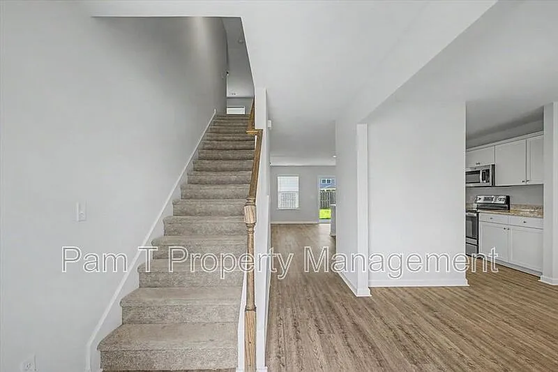 5 bed, 3.0 bath, 2460 sqft, $2,650 — Photo 3